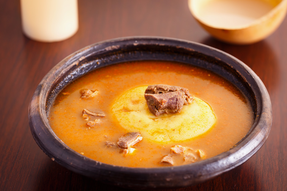 Так выглядит суп с фуфу. Для ганцев суп — это скорее гуляш или густая подлива. Обычно его готовят из томатной пасты, баклажанов, перца и добавляют куски мяса или рыбы. Фото: Linda Hughes Photography / Shutterstock