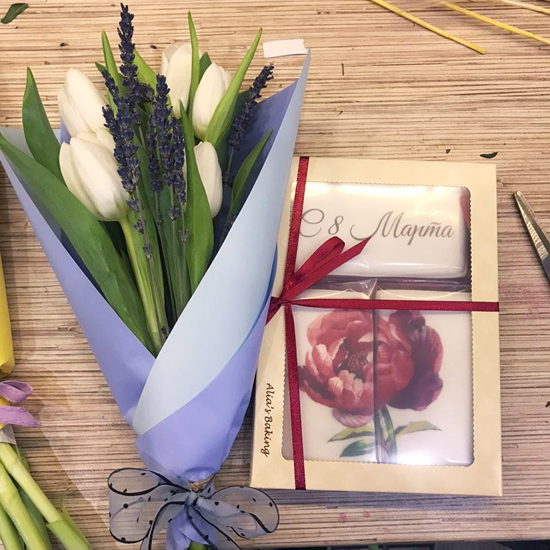 Если решите дарить букет цветов, можно добавить к нему интересное сладкое, например пряник с тематической кондитерской печатью. Фото: Юлия Ерешкина