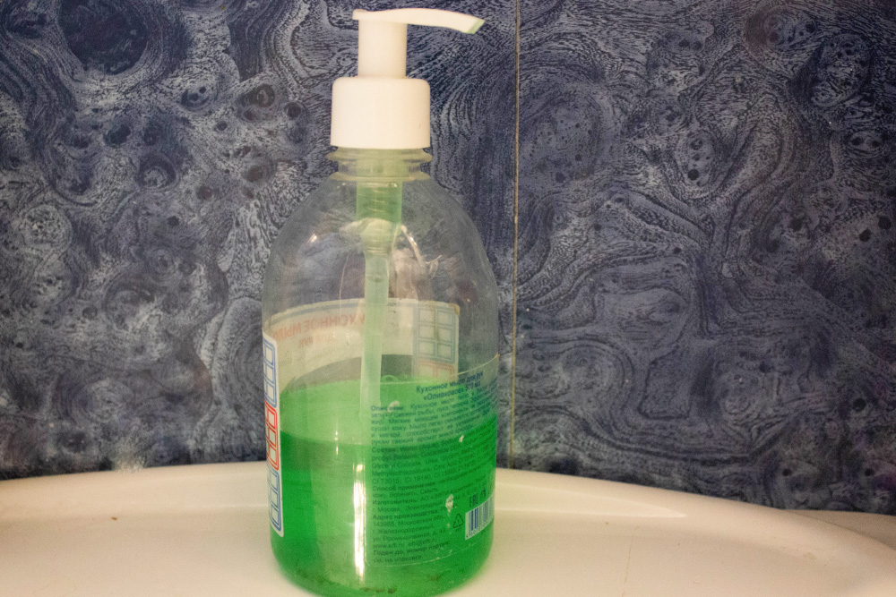 Ненужный гель или шампунь можно налить в дозатор — и сэкономить на покупке жидкого мыла
