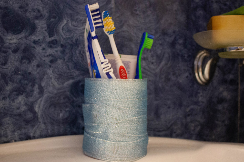Мне не нравятся чашки с логотипами брендов, поэтому одну из них я декорировала и поставила в ванной под зубные щетки и пасты