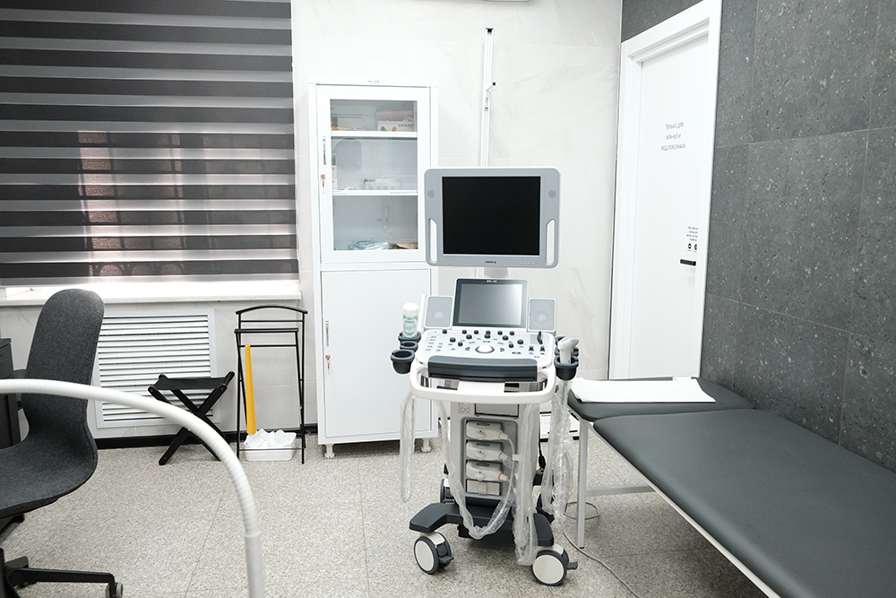 Клинику мы открыли не до конца оборудованной: без трех аппаратов УЗИ, без оборудования для гистероскопии — это метод обследования матки