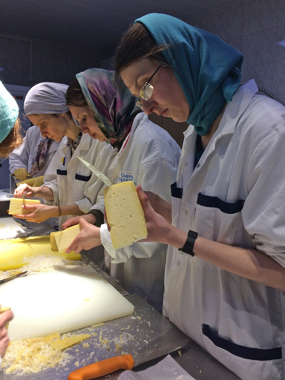 На Валааме есть ферма, где тоже нужна женская помощь. В основном волонтеры нарезают, очищают и упаковывают сыр. Источник: сообщество «Волонтером на остров Валаам» во «Вконтакте»