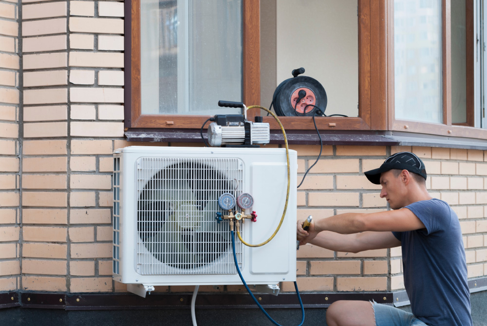 На этом кондиционере стоит вакуумный насос, при помощи которого убирают воздух и влагу. Источник: Kuchina / Shutterstock