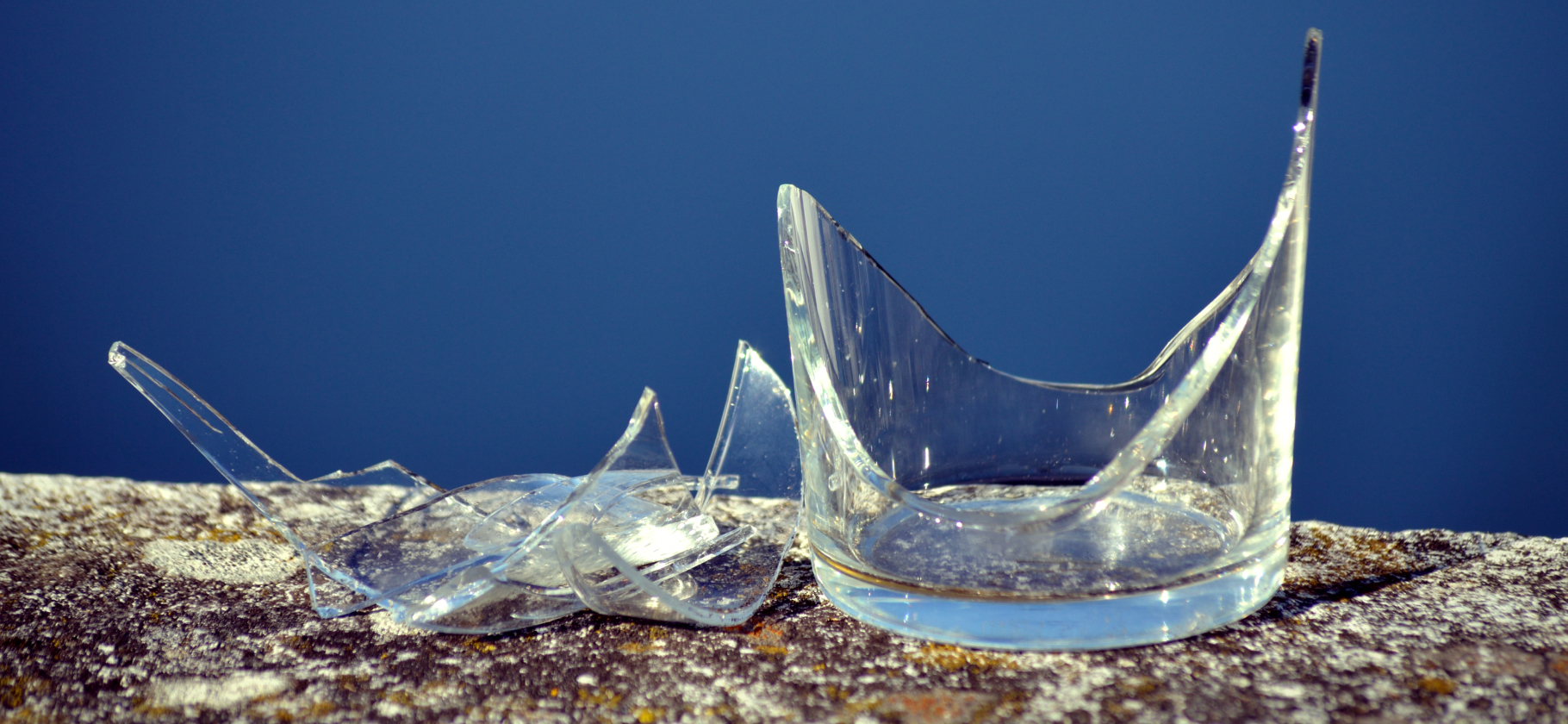 «Ваза треснула, и осколок распорол мне палец»: 6 исто­рий о травмах из⁠-⁠за​ разбитой посуды