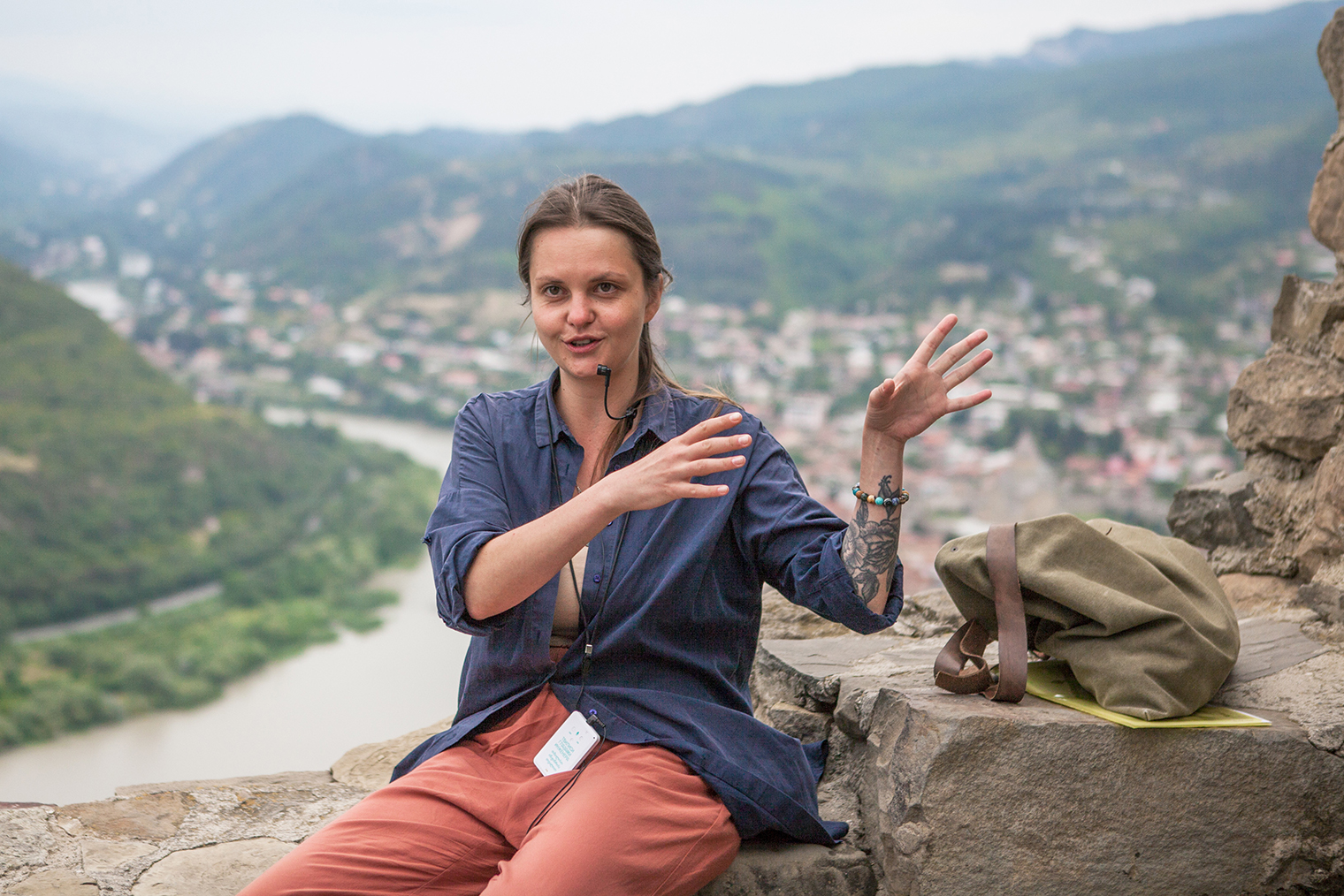 Наш гид Анна Пестова проводит экскурсию в монастыре Джвари, на заднем плане сливаются реки Арагви и Кура