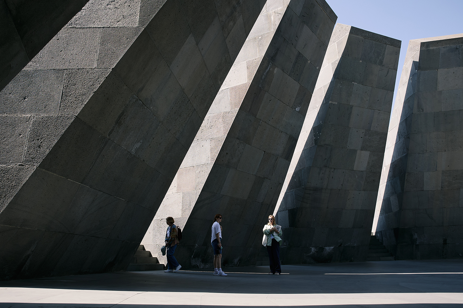 На экскурсии рассказываем в том числе об архитектуре мемориала «Цицернакаберд» — памятнике жертвам геноцида армян