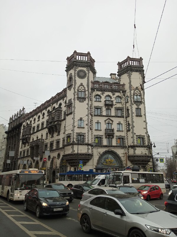 На первом этаже этого дома находится Санкт-Петербургский театр «Русская антреприза» имени Андрея Миронова