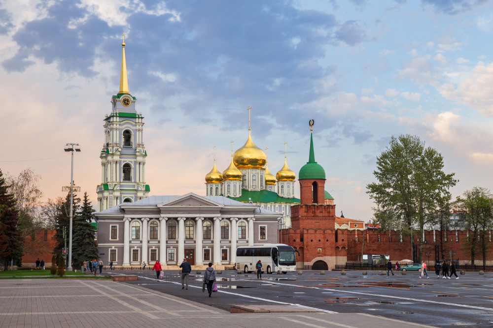В центре кремля находится пятиглавый Свято-Успенский собор 18 века с 70⁠-⁠метровой колокольней. Источник: Yulia_B / Shutterstock