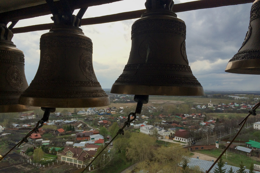 Вид на Суздаль с Преподобенской колокольни. Большая часть города — частный сектор