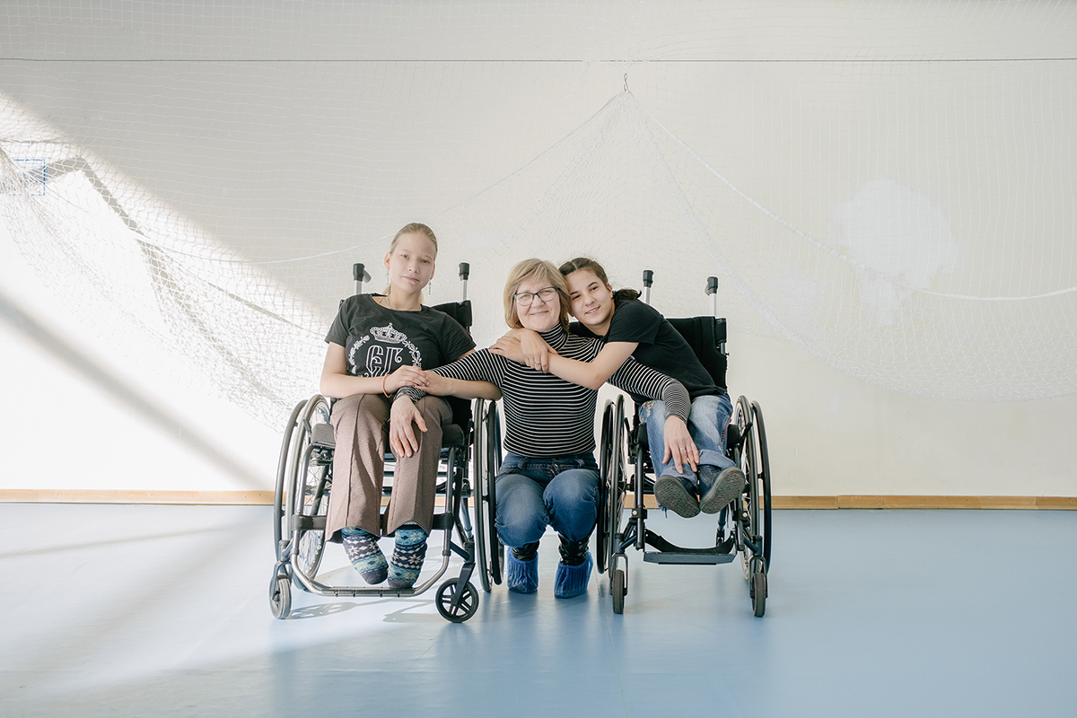 Ирина и ее приемные дочки. Благодаря проекту «Добрые крышечки» у них появились маневренные коляски