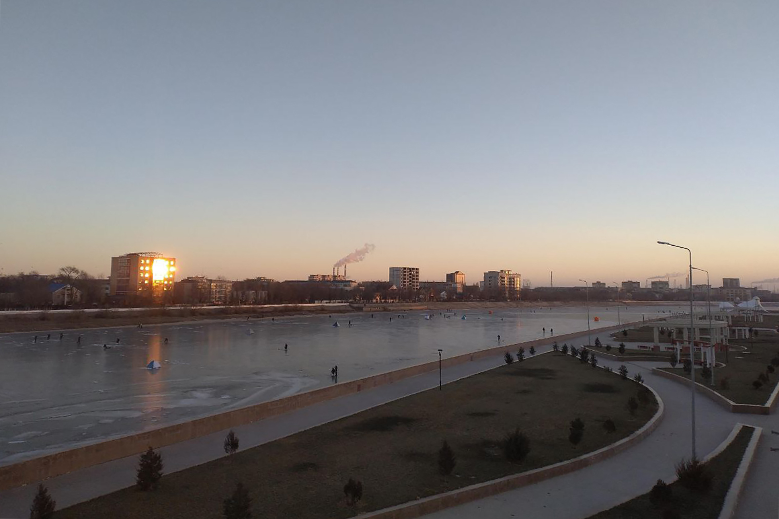 Замерзший Урал. Он протекает через Атырау и в Казахстане называется Жайык. В декабре, когда еще не было снега, на Урале сидели рыбаки и гуляли люди