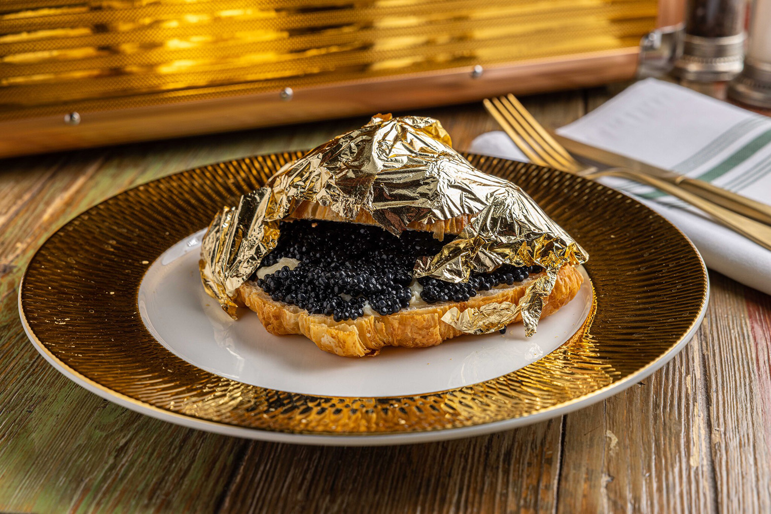 Золотой круассан — самое дорогое блюдо в меню ресторана. Источник: телеграм-канал «Московская щука»