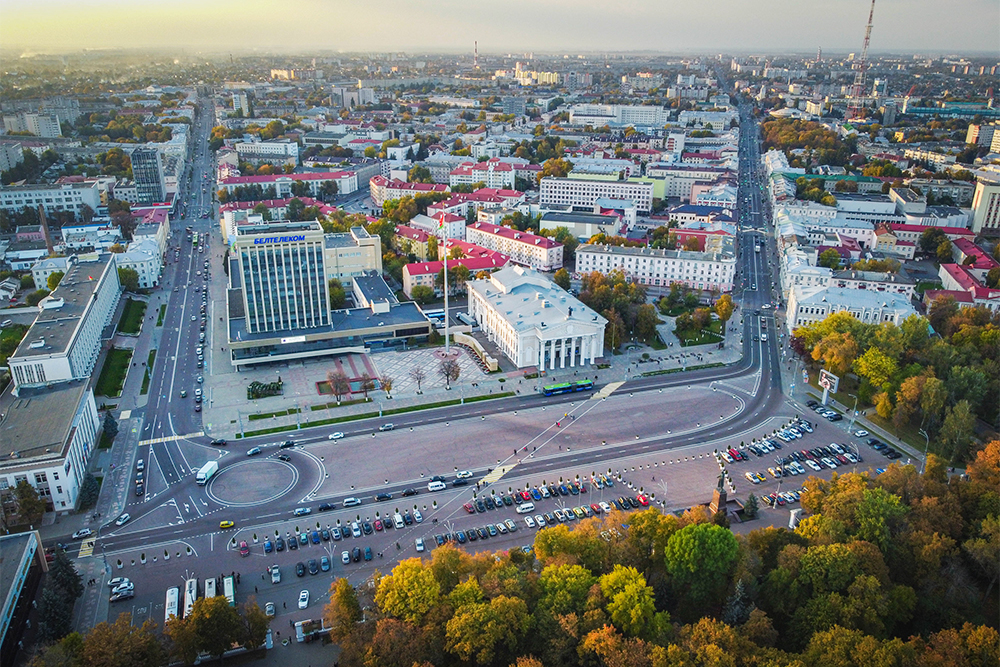Это площадь Ленина. Светлое здание в центре — драмтеатр