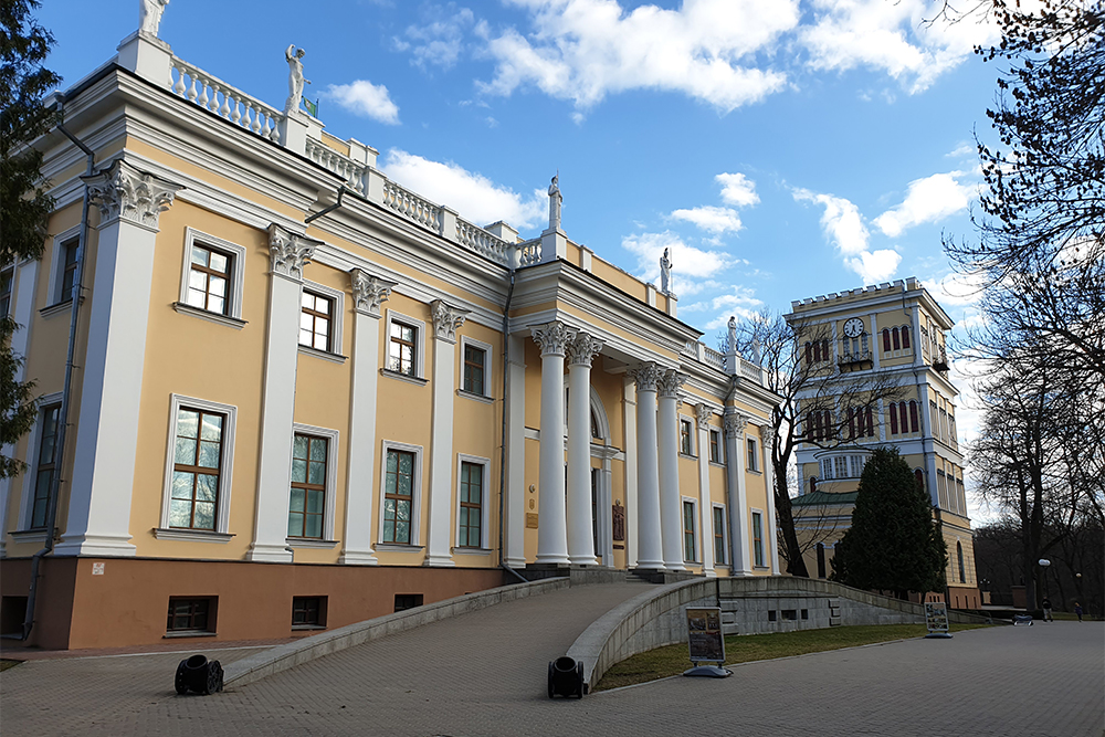 Фасад дворца изображен на многих открытках Гомеля и на купюре в 20 Br. Это самое узнаваемое место города