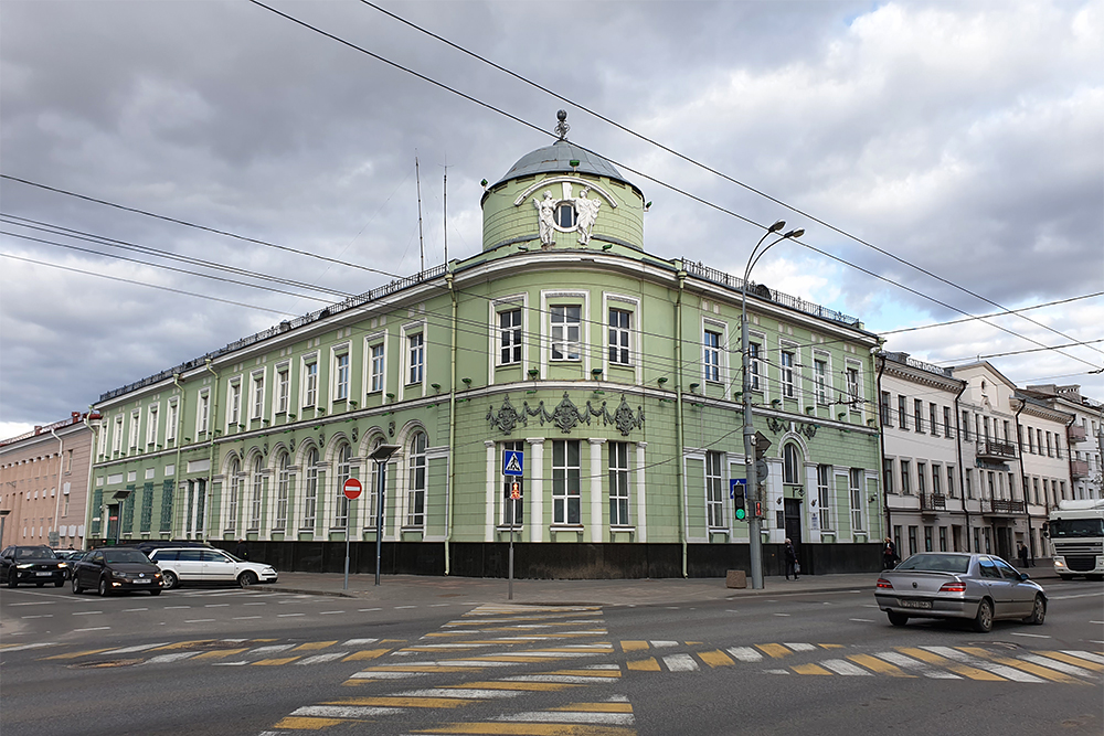 Здание Русско-Азиатского банка построили в 20 веке. Оно стоит на Советской, 9