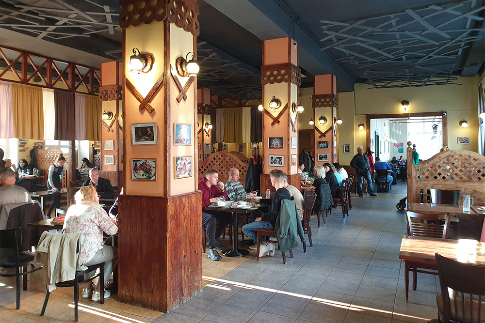 Интерьер в ресторане «Бацькi» не самый уютный, но цены приемлемые