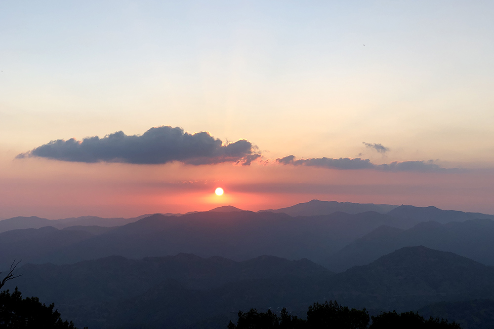 Солнце садится в горах Троодос