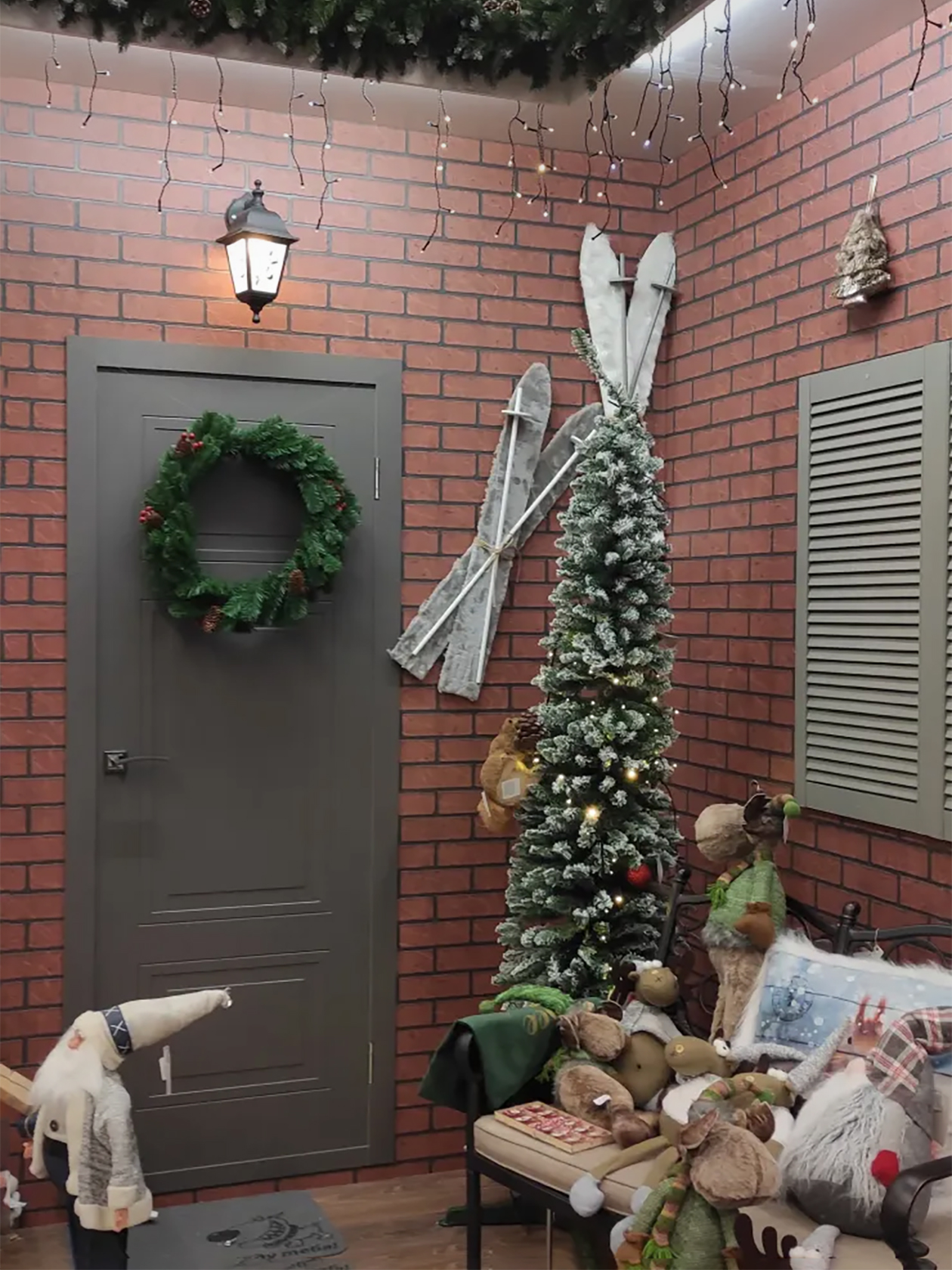 Рождественский венок держится на двери с помощью магнитного крючка