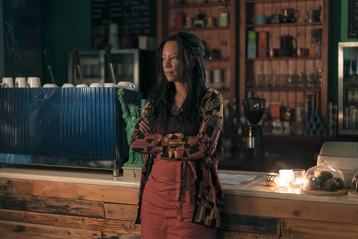 Одной из важнейших героинь в сезоне становится владелица кофейни Нина. Вот только ее история никак не связана с интригой вокруг Гавриила