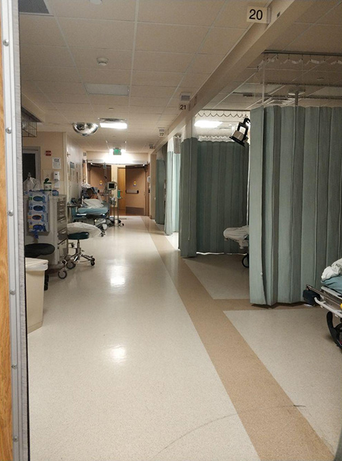 Один коридор разделяют шторами, чтобы пациентам было комфортнее. Оснащение каждого бокса впечатляет