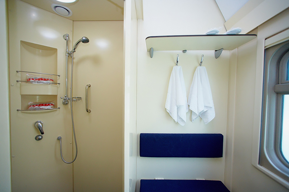 В некоторых поездах есть душ только для проводника — обратитесь к нему, чтобы узнать, можно ли там помыться. Источник: visual.rzd.ru