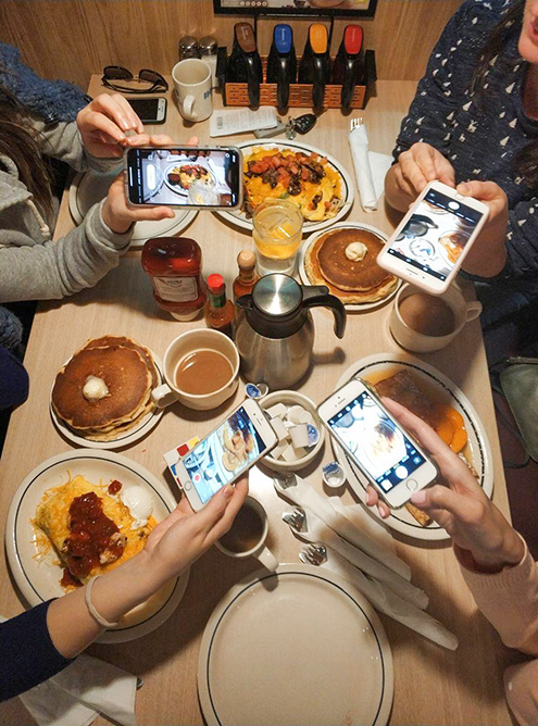 Закусочная Ihop весь день предлагает типично американские завтраки: блинчики, бекон, яйца. Порции огромные