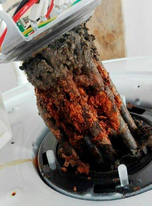 Вот так выглядит ТЭН водонагревателя после работы на скважинной воде с жесткостью почти 300 единиц