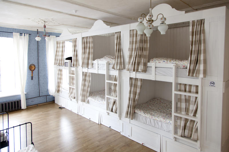 Хороший хостел: большие кровати со шторками, хранилища для рюкзаков под ними, нельзя есть и выпивать в общей комнате