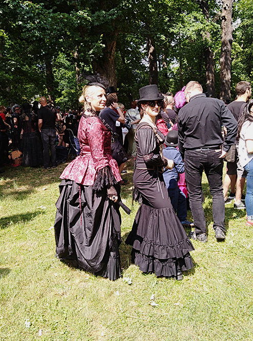 Женщина слева одета в стиле викторианской готики, а справа — скорее, в стиле вестерн