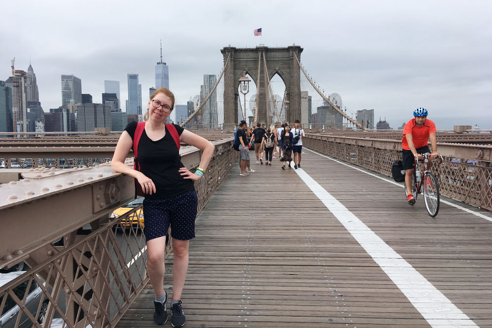 Это я на Бруклинском мосту, а на фоне — Манхэттен