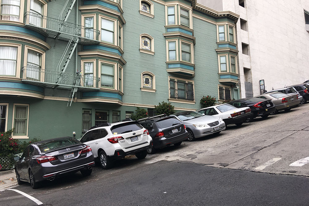 В Сан-Франциско такие крутые подъемы и спуски не редкость