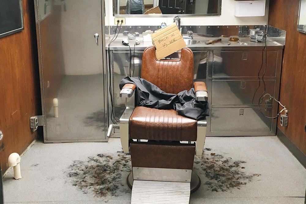 Так выглядит парикмахерская. На кресле даже есть табличка от парикмахера: «Вернусь через 15 минут»