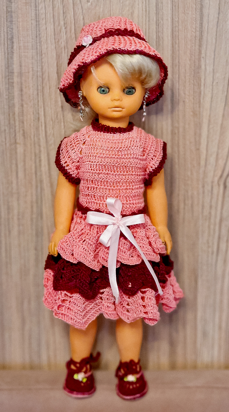 Одна из кукол, с которой началась моя любовь к вязанию