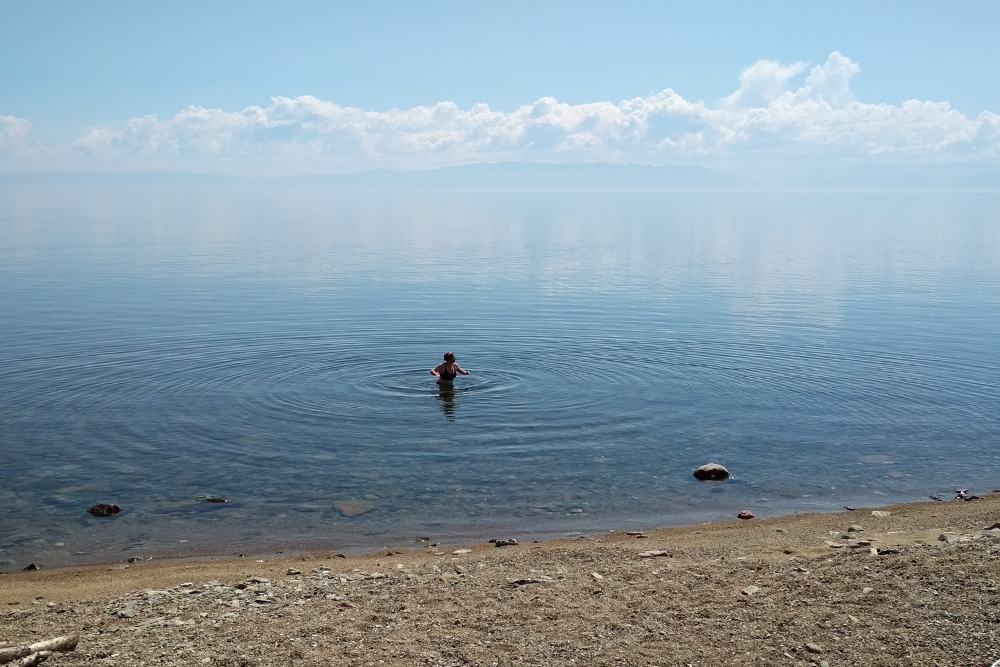 1 июля купаюсь в озере, температура воды — около +10 °С. Хотя купанием это не назовешь: я не смогла долго находиться в такой воде — окунулась и выбежала на берег