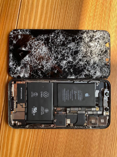 Так, например, выглядит телефон после падения в шахту лифта. Мы заменили ему корпус и дисплей