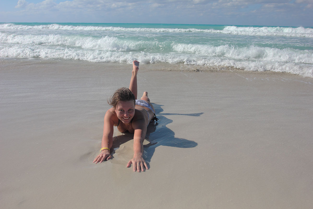 Это я лежу на кубинском пляже
