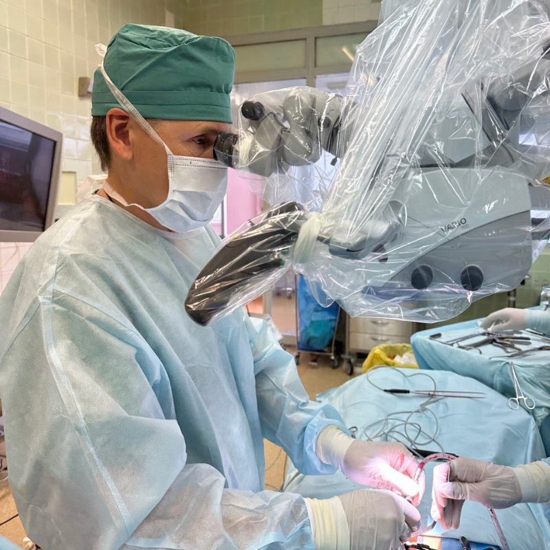 Хирургический микроскоп, с помощью которого хирург видит операционное поле и может орудовать микроинструментами, не повреждая спинной мозг и позвонки