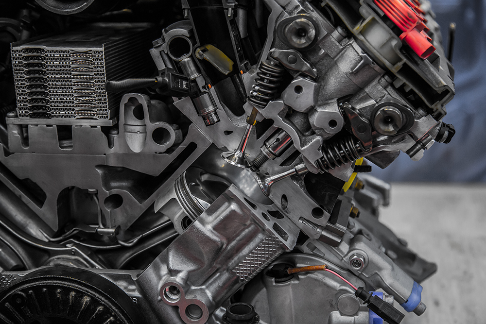 Клапанный механизм двигателя с двумя распредвалами. Один вал открывает и закрывает впускные клапаны, второй — выпускные. Фото: patruflo / Shutterstock