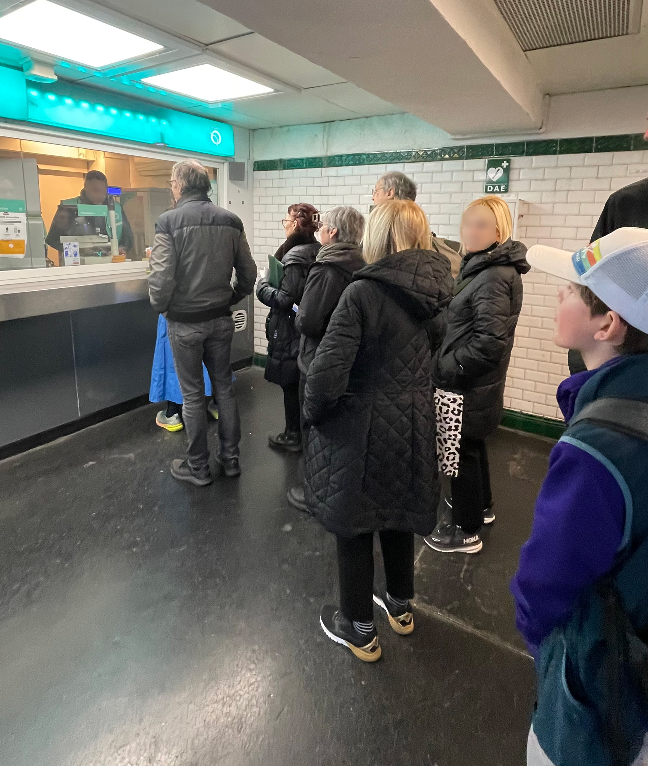 Очередь на покупку билета в метро. Двигалась примерно 3 мин/человек, ибо почти все неподготовленные туристы)
