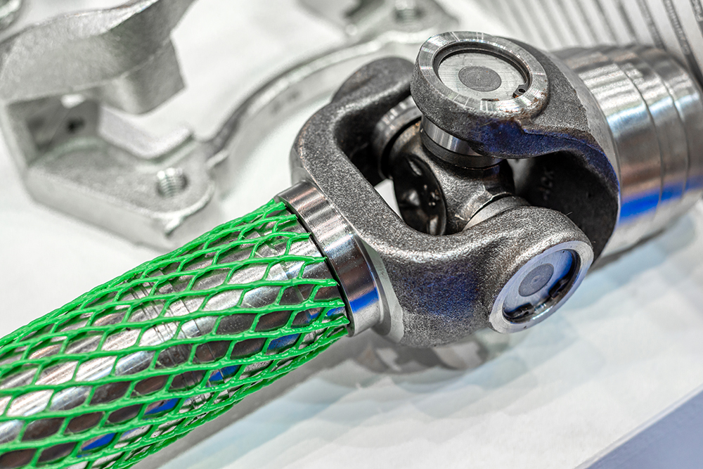 Крестовина карданного вала — расходный материал в системе заднего привода. Фото: Nordroden / Shutterstock