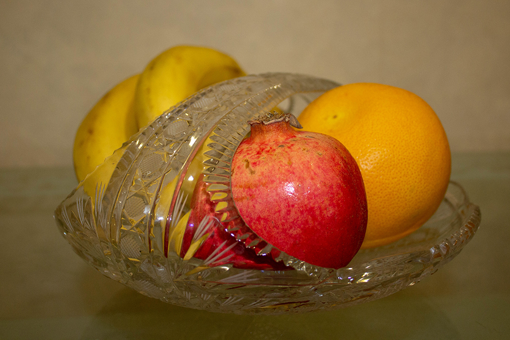 Фрукты можно положить во фруктовницу и поставить на кухонный стол