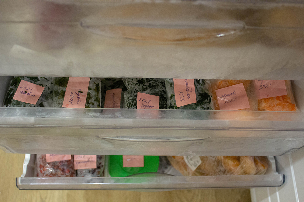 В морозильной камере продукты рассортированы: в верхнем ящике лежит мясо, во втором — полуфабрикаты, далее — овощи, зелень, в нижнем — ягоды