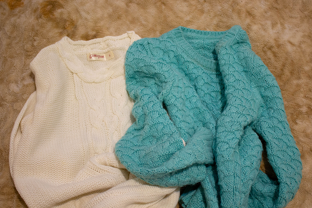 Эти свитеры нельзя стирать вместе, потому что один белого цвета, а другой — бирюзового