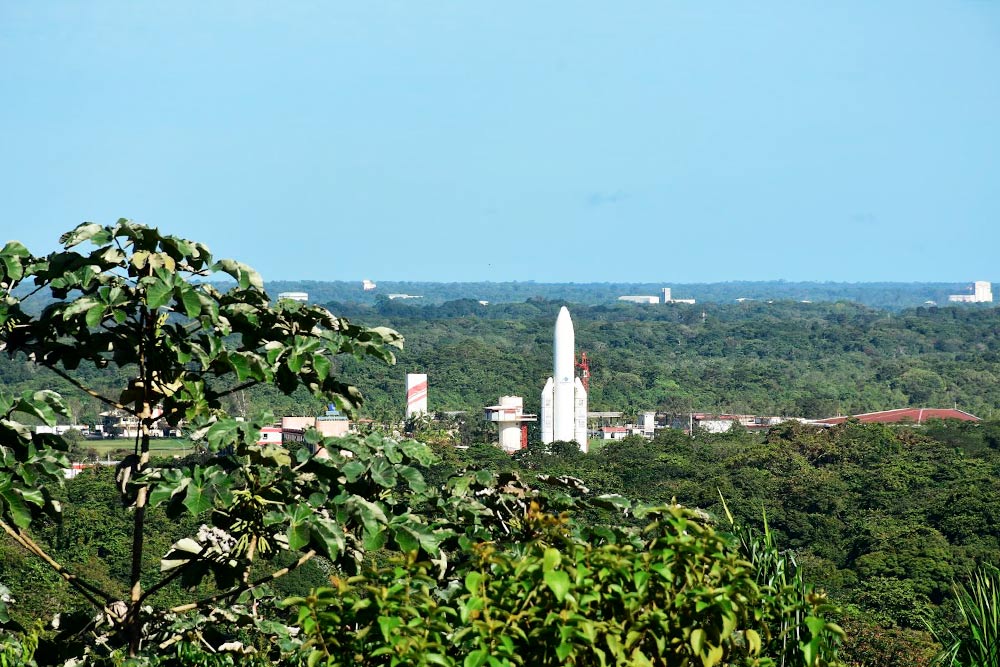 Космический центр, окруженный джунглями. Стартовые площадки для ракет расположены в 10 км от него