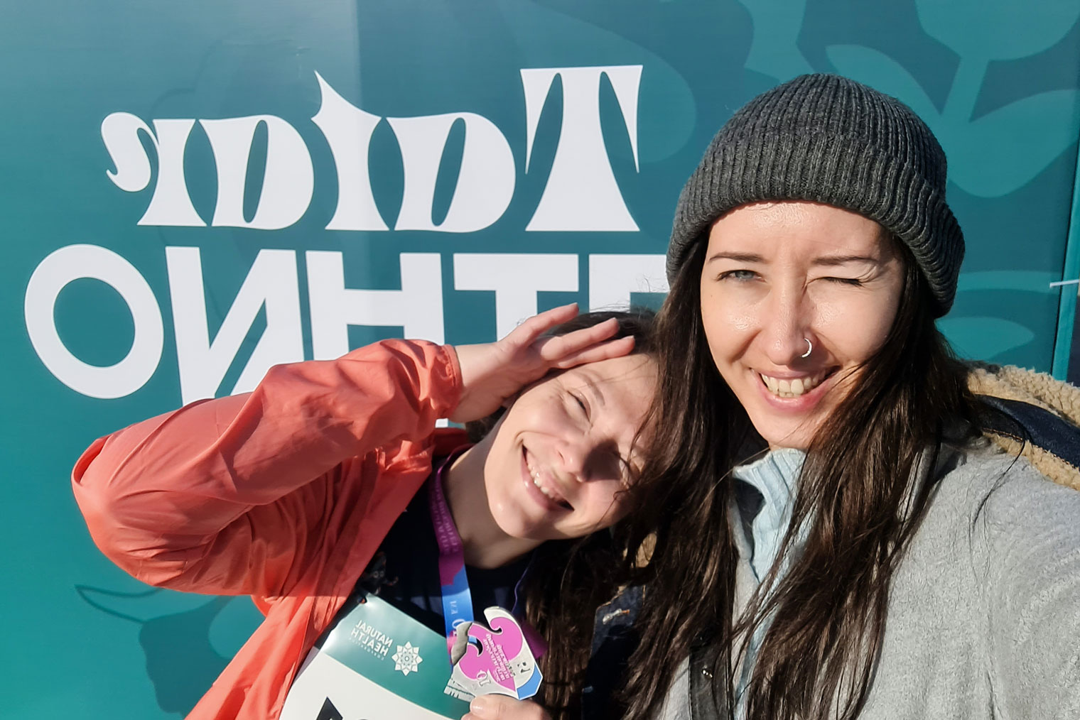 Это я — справа — с подругой на ее забеге в Казани в 2022 году