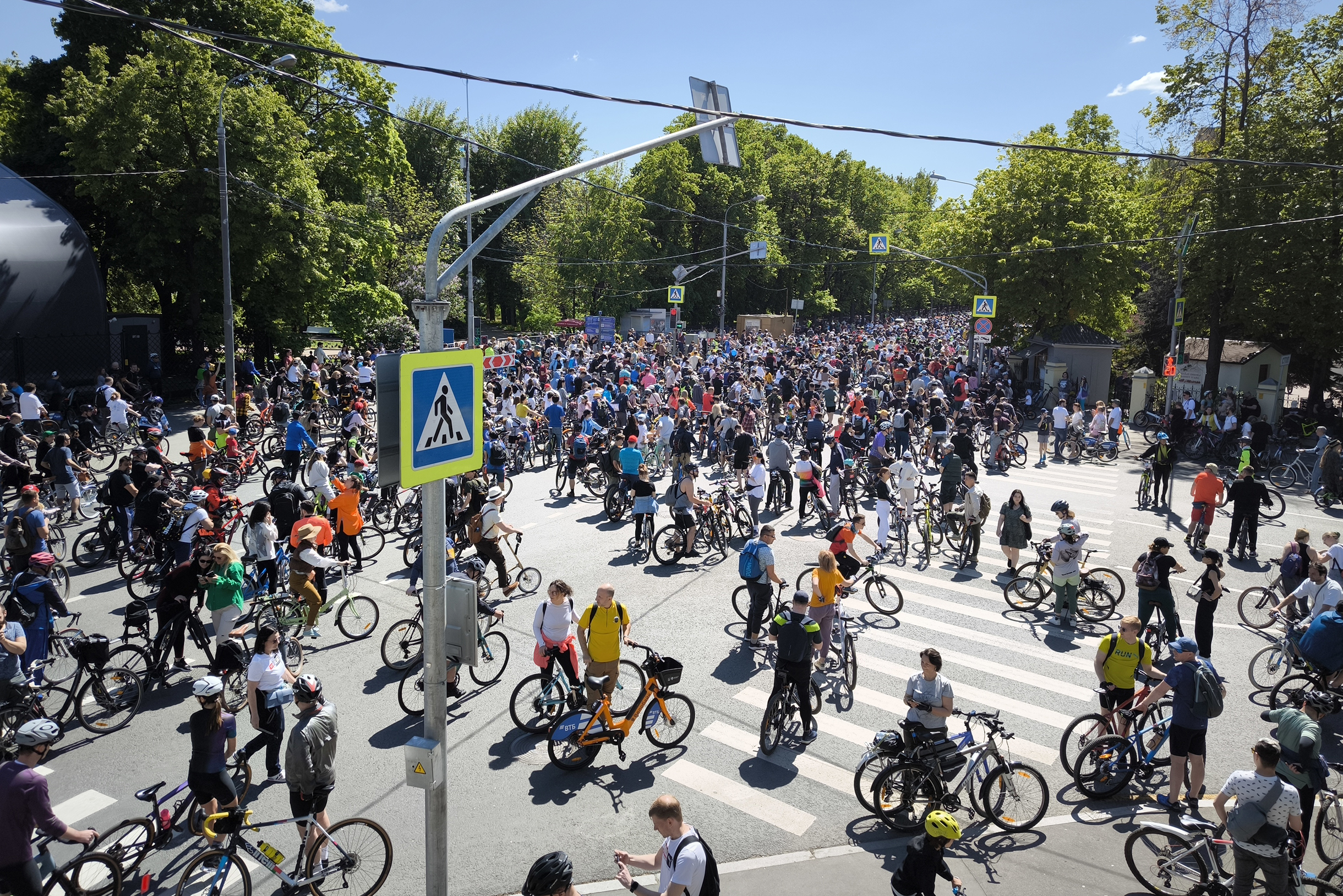 Начало велозаезда было запланировано на 13:00. На фото Большая Пироговская улица. Скоро этот участок заполнится людьми и отсюда будет не выйти