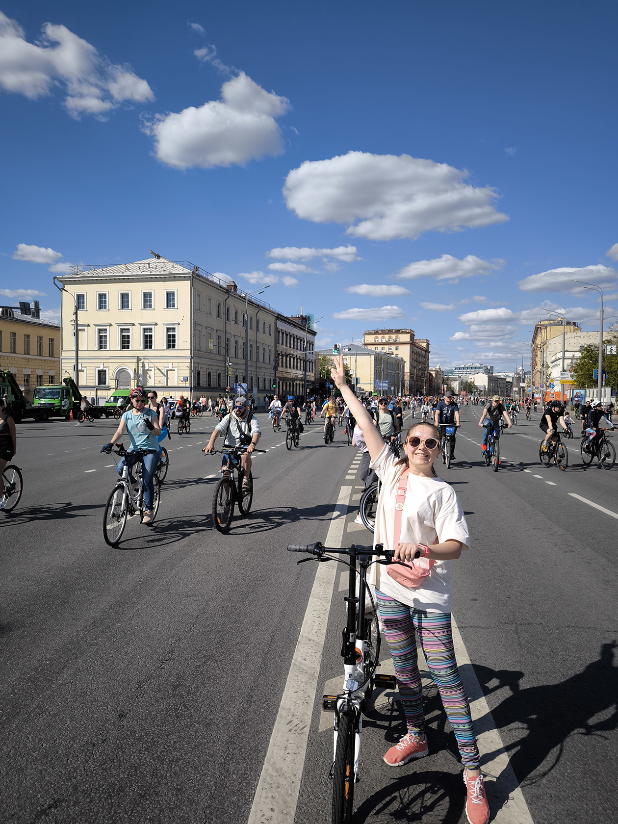 Московский велофестиваль традиционно проводится в выходной день. В этом году он состоялся 18 мая. Ради него с самого утра перекрывают Садовое кольцо, по которому сначала проходит велогонка, а потом запускают колонну из всех желающих прокатиться. Обычно перекрытия действуют с семи утра до 17 вечера