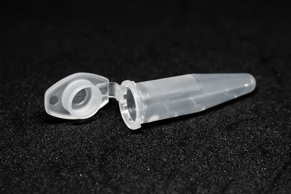 Мазок для теста ПЦР берут стерильным инструментом, который потом помещают в специальную стерильную пробирку. Источник: Sb-photography / Shutterstock