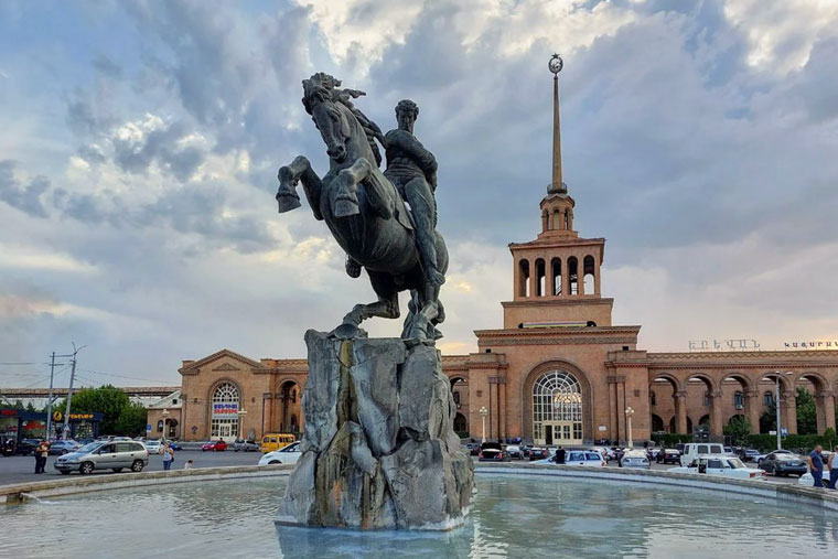 07:50, вокзал и статуя Давида Сасунского в Ереване