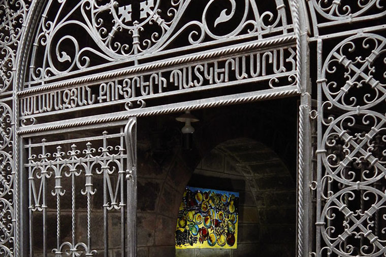 Арку на входе в галерею украсили армянским орнаментом